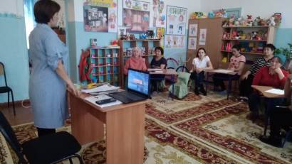 Балалары бар ата-аналарды оқу іс-шараларына баруға, серуендеуге, мерекелерге қатысуға, байқаулар мен көрмелерге қатысуға шақыру